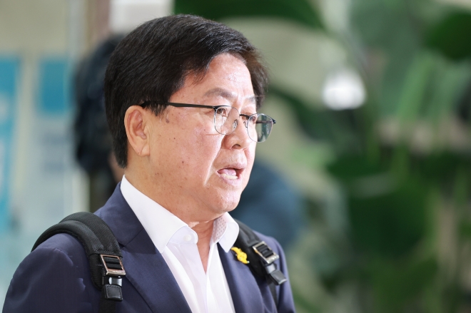 ▲최교진 교육부 장관 후보자가 인사청문회 준비 사무실이 마련된 서울 영등포구 여의도 한국교육시설안전원으로 출근하며 취재진 질문에 답하고 있다.  (연합뉴스)