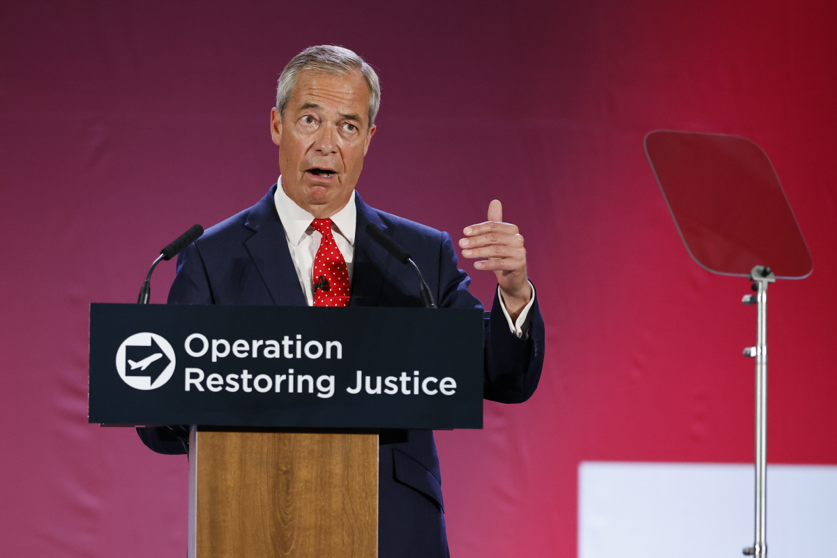 ▲나이절 패라지 영국개혁당 대표가 26일(현지시간) 영국 키들링턴 옥스퍼드 공항에서 연설을 하고 있다.  (키들링턴(영국)/EPA연합뉴스)