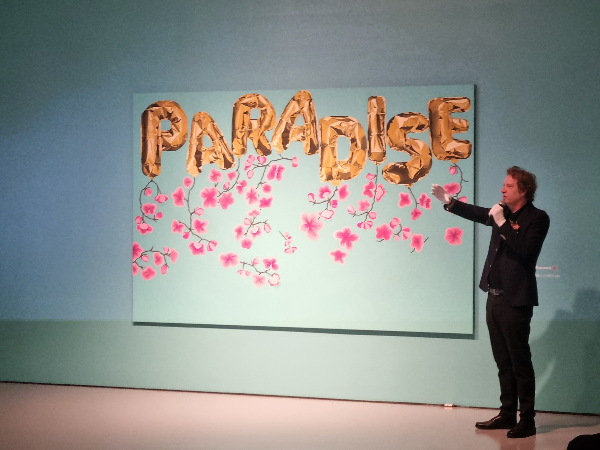 ▲미국 로스앤젤레스 출신 팝아트 작가 조엘 메슬러가 파라다이스시티 내 예술전시공간 '파라다이스 아트 스페이스'의 2층 '스카이룸'에서 메인 작품인 '파라다이스 위드 블러썸'에 대해 설명하고 있다.  (유하영 기자 haha@)