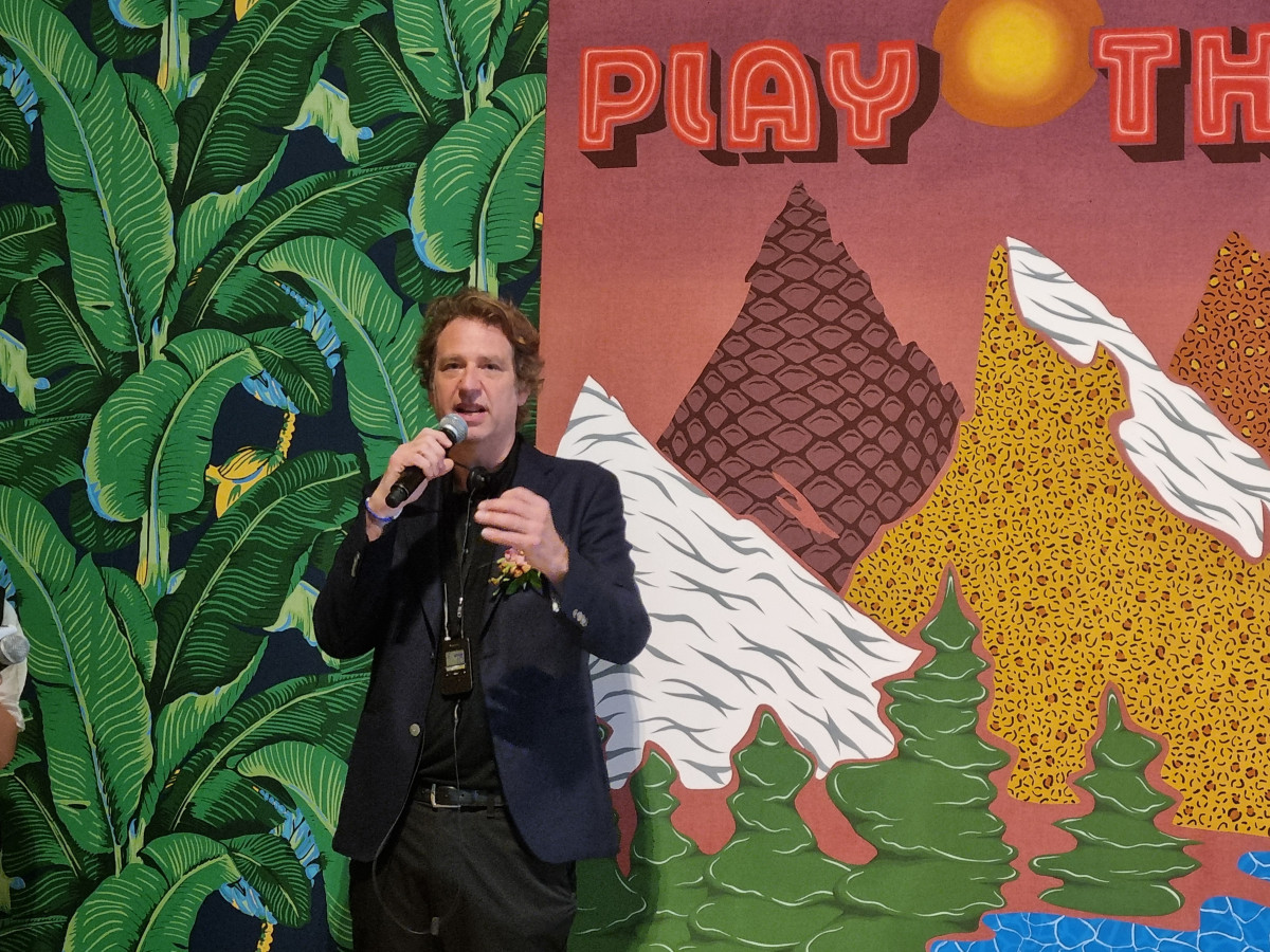 ▲1층 '어스룸(Earth Room)' 내 '플레이 더 히트' 작품 앞에서 조엘 메슬러 작가가 질의에 답변하고 있다. (유하영 기자 haha@)