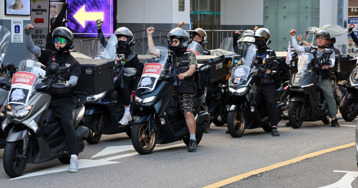 ▲2025 산재사망 배달노동자 추모 행진에 참가한 라이더유니온 조합원을 비롯한 배달 노동자들이 8월 12일 서울 중구 민주노총 앞에서 산재 대책 마련 등을 촉구하며 약식 추모집회를 하고 있다. (연합뉴스)