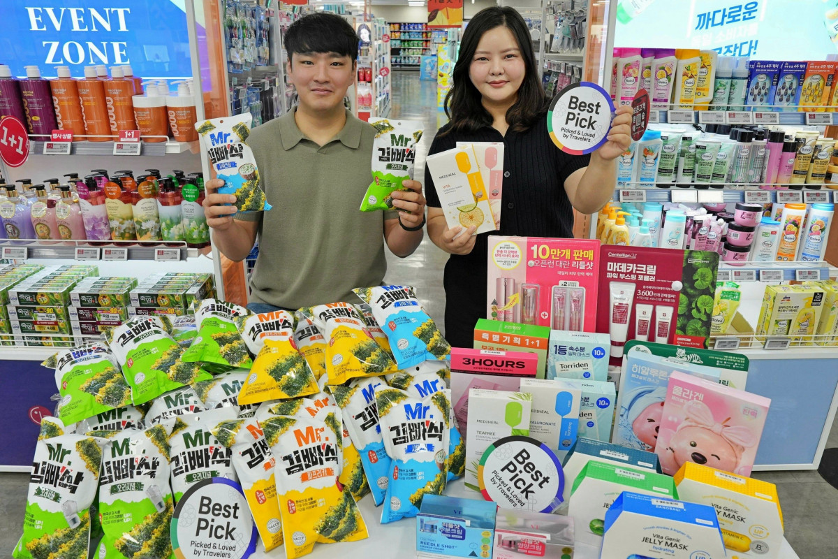 ▲서울시 송파구에 위치한 롯데마트 제타플렉스 잠실점에서 김 스낵 신상품과 K뷰티 행사 상품을 홍보하는 임진건 MD와 이가연 MD(오른쪽)의 모습 (사진제공=롯데마트)