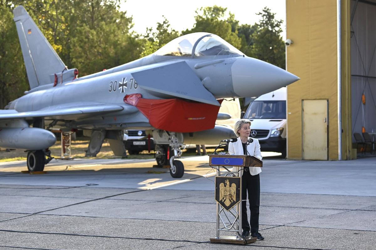 ▲우르줄라 폰데어라이엔 유럽연합(EU) 집행위원장이 1일(현지시간) 루마니아 콘스탄타 흑해 항구 인근 미하일코갈니차누 공군기지에서 기자회견을 하고 있다.  (미하일코갈니차누(루마니아)/AP연합뉴스)