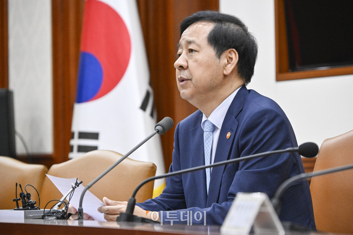 ▲구윤철 경제부총리 겸 기획재정부 장관이 2일 서울 종로구 정부서울청사에서 열린 대외경제장관회의에서 모두발언을 하고 있다. 조현호 기자 hyunho@