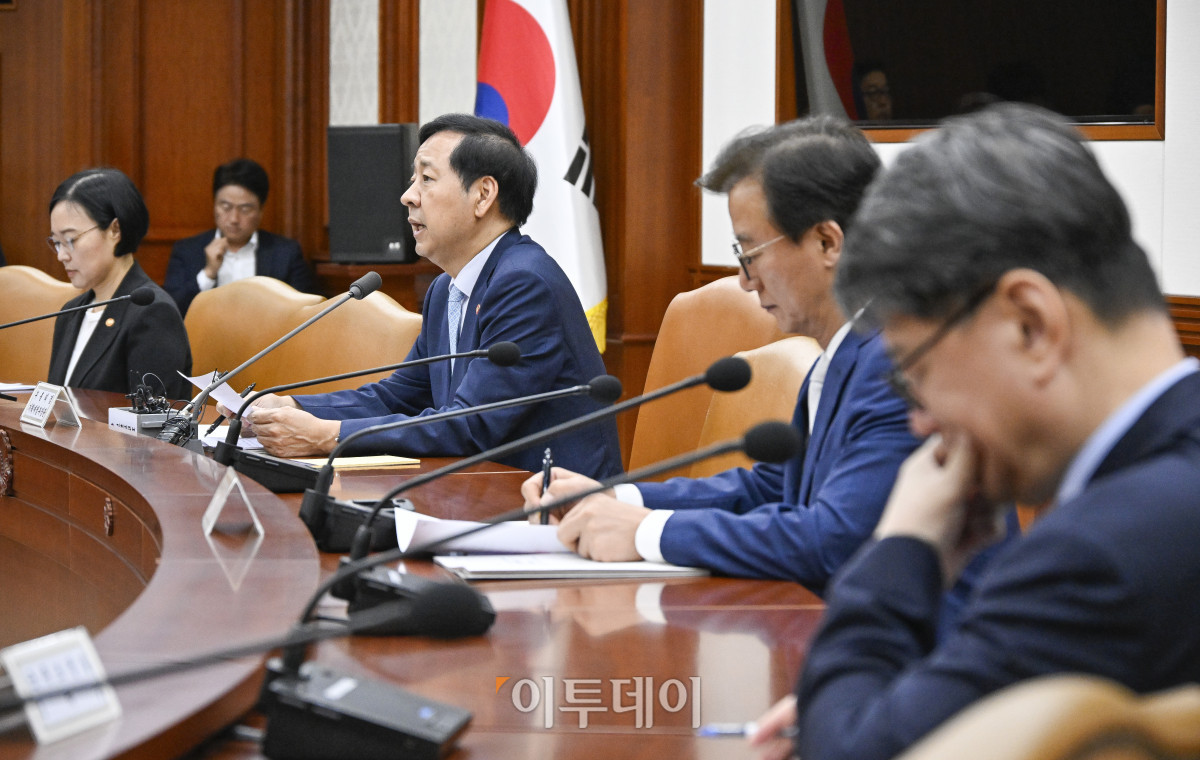 ▲구윤철 경제부총리 겸 기획재정부 장관이 2일 서울 종로구 정부서울청사에서 열린 대외경제장관회의에서 모두발언을 하고 있다. 조현호 기자 hyunho@