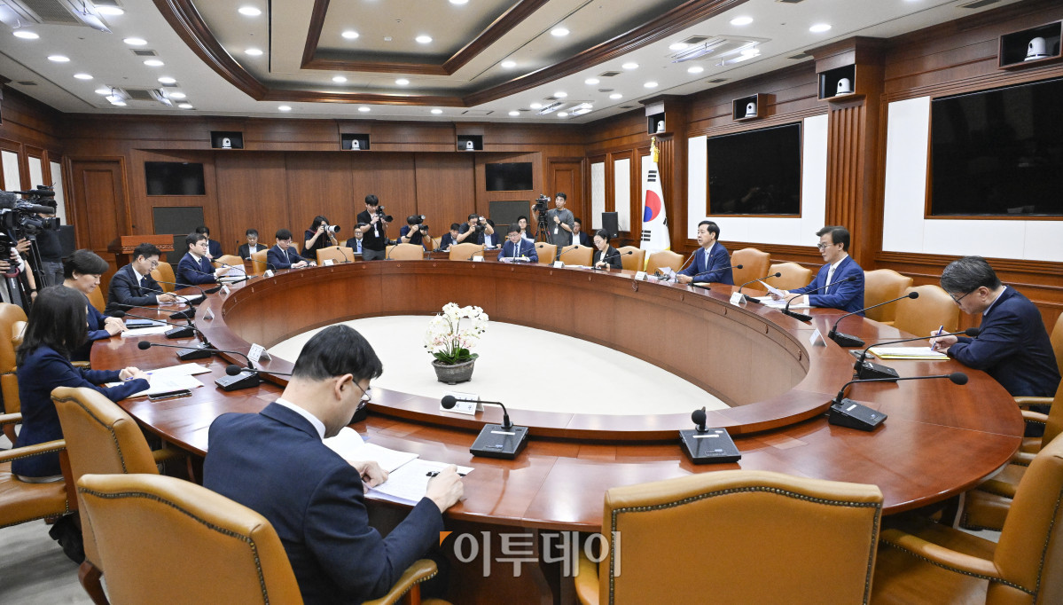 ▲구윤철 경제부총리 겸 기획재정부 장관이 2일 서울 종로구 정부서울청사에서 열린 대외경제장관회의에서 모두발언을 하고 있다. 조현호 기자 hyunho@