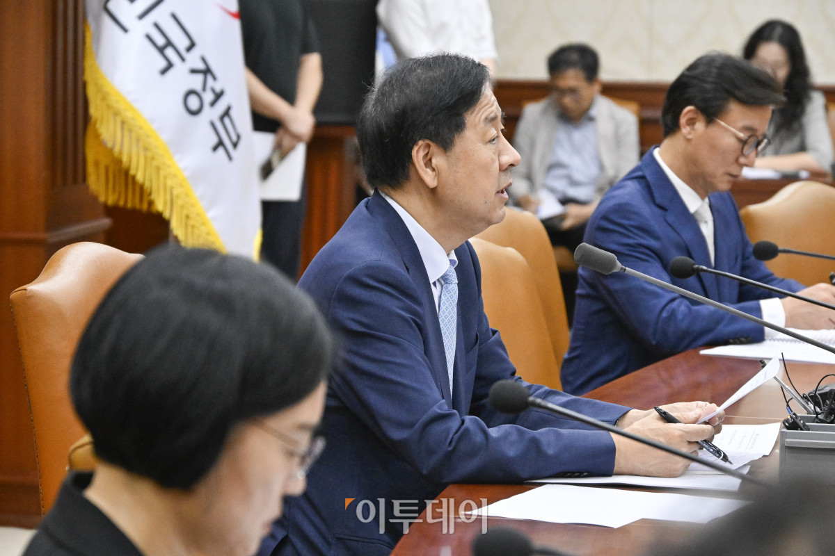 ▲구윤철 경제부총리 겸 기획재정부 장관이 2일 서울 종로구 정부서울청사에서 열린 대외경제장관회의에서 모두발언을 하고 있다. 조현호 기자 hyunho@