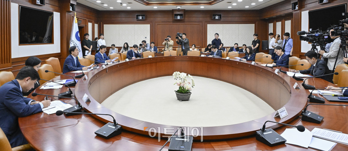 ▲구윤철 경제부총리 겸 기획재정부 장관이 2일 서울 종로구 정부서울청사에서 열린 대외경제장관회의에서 모두발언을 하고 있다. 조현호 기자 hyunho@