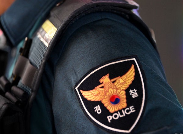 ▲순찰 중인 경찰관 제복 팔뚝에 박혀있는 경찰 로고. (사진제공=뉴시스)