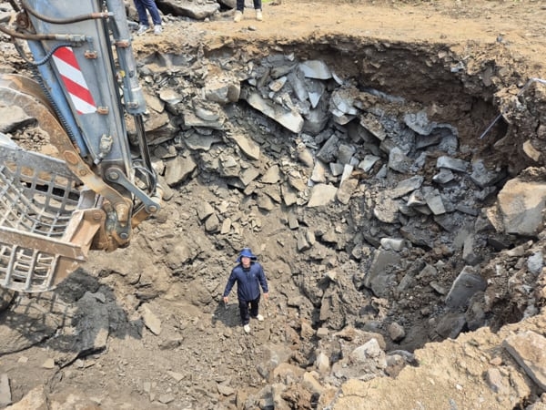 ▲제주도 자치경찰단 관계자가 제주시 한경면 농지 불법 매립 현장을 확인하고 있다. (사진제공=제주도지치경찰단)