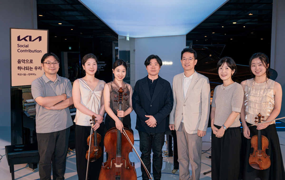 ▲(오른쪽 세번째) 기아 지속가능경영실장 이덕현 상무, (오른쪽 네번째) 서울대학교 음악대학 박종화 교수 등이 연주자들과 기념 촬영을 하고 있는 모습. (사진=기아)