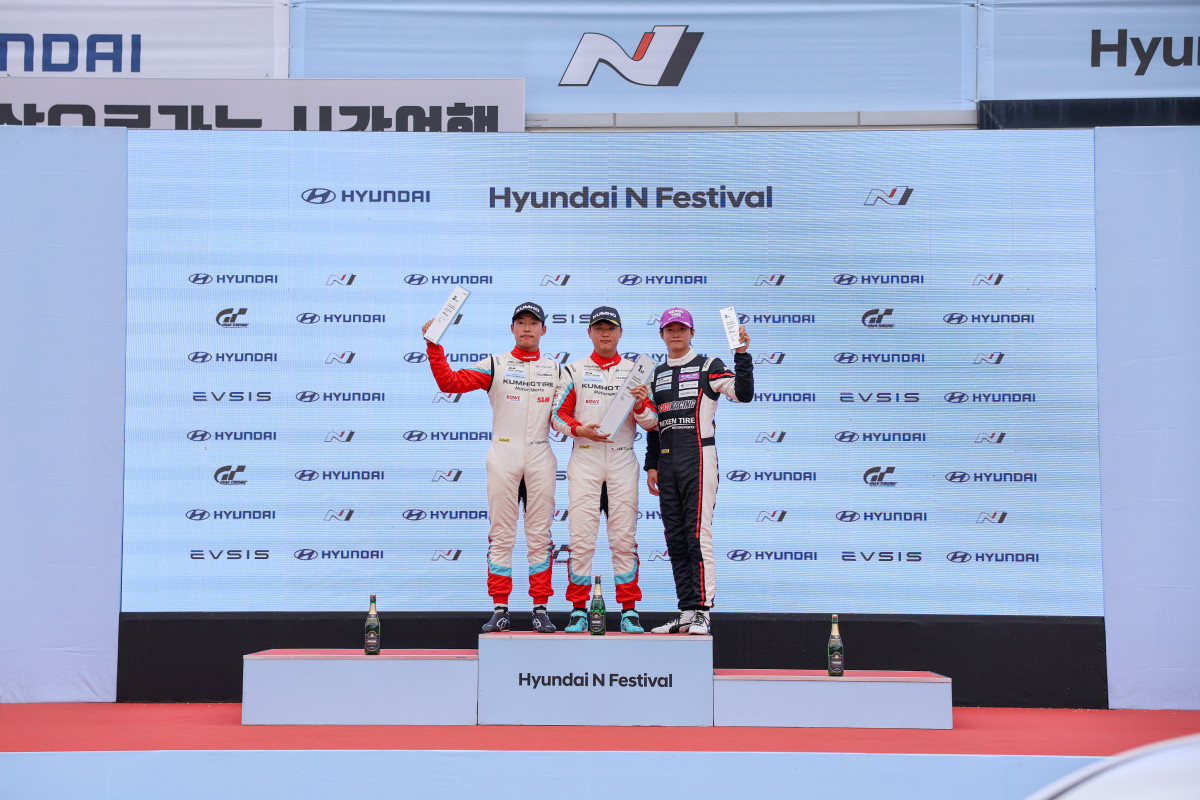 ▲지난달 31일 강원도 인제 스피디움에서 열린 ‘현대N페스티벌’ eN1클래스 2라운드에서 금호타이어 후원 ‘금호 SL 모터스포츠팀’ 이창욱(가운데) 선수와 노동기(왼쪽) 선수가 1, 2위를 차지했다. 오른쪽은 3위 김영찬(DCT레이싱 소속) 선수. (사진=금호타이어)