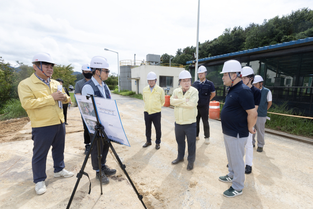 ▲구충곤 광양경제청장이 1일 율촌 정·배수장과 현대화사업 현장, 율촌폐수 종말처리장 등을 직접 방문해 안전관리 실태를 점검하고 있다. (사진제공=광양경제청)