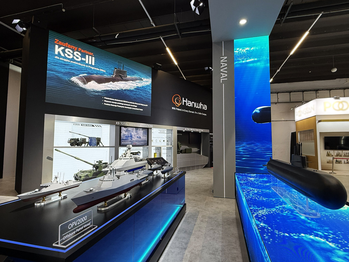 ▲폴란드 키엘체에서 열리는 국제 방위산업 전시회(MSPO 2025)에 참가한 한화 부스에 장보고-III 배치-II 등 주요 제품이 전시돼 있다. (사진제공=한화에어로스페이)