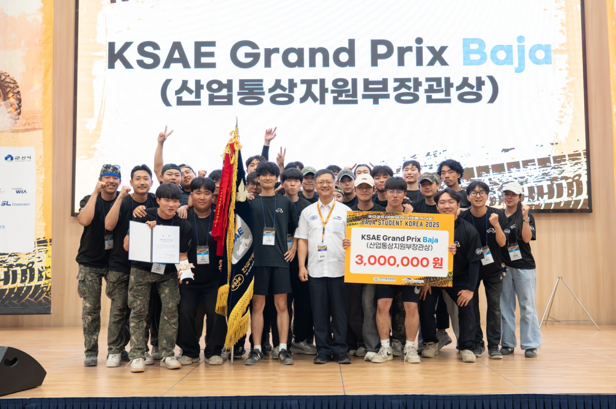 ▲2025 대학생 자작자동차대회 Baja 부문에서 그랑프리를 차지한 한국기술교육대학교 자.연.인EV 팀과 한국자동차공학회 황성호 회장이 기념사진을 촬영하고 있다. (사진=한국자동차공학회)