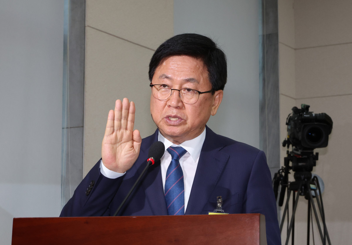 ▲최교진 부총리 겸 교육부 장관 후보자가 2일 국회 교육위원회에서 열린 인사청문회에서 선서하고 있다. (연합뉴스)