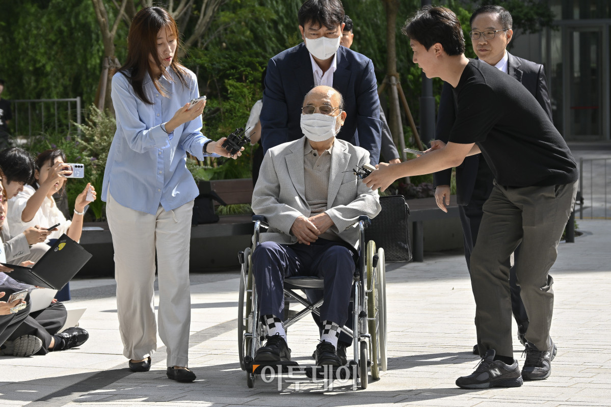 ▲'김건희 여사 인사 청탁 의혹'을 받는 이봉관 서희건설 회장이 2일 서울 종로구 KT광화문빌딩 웨스트에 마련된 김건희 특검팀 사무실에 조사를 위해 출석하고 있다. 조현호 기자 hyunho@