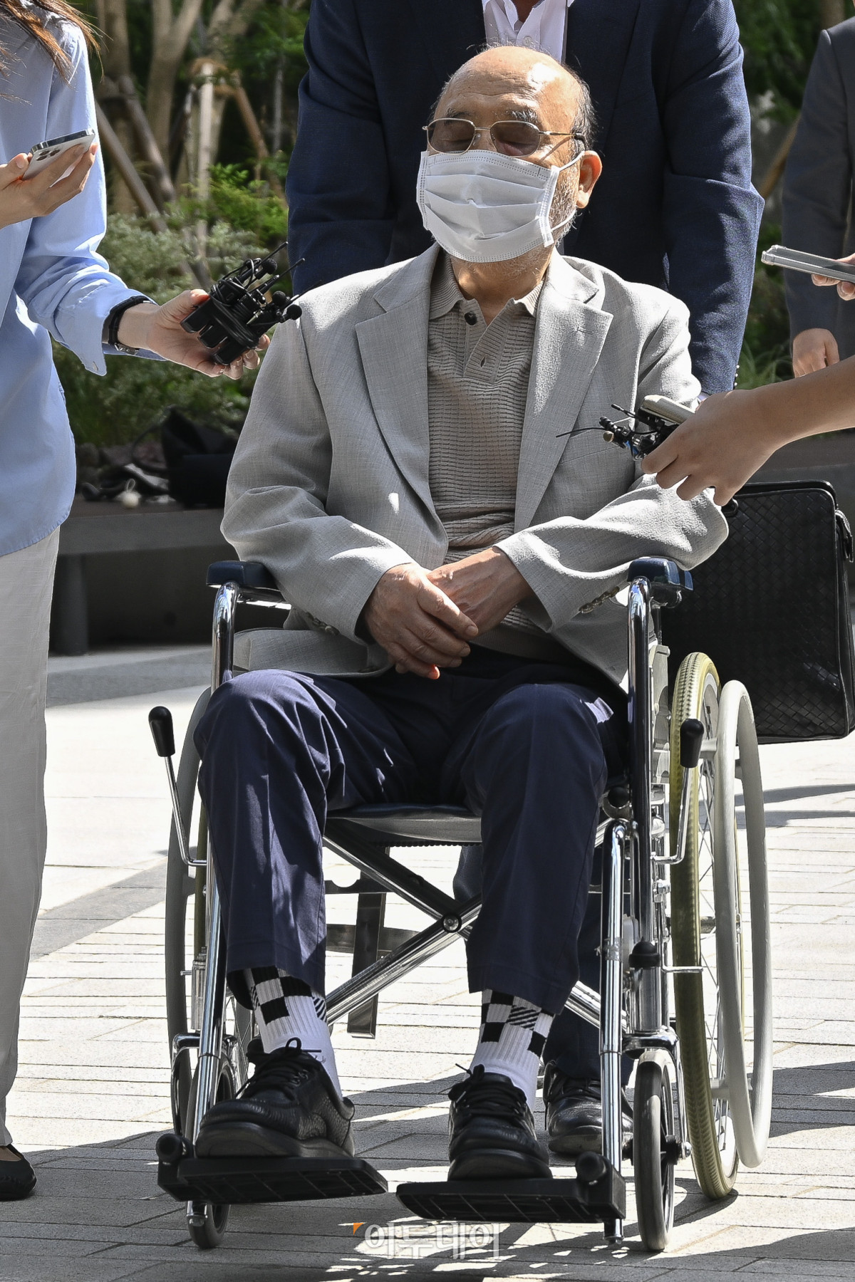 ▲'김건희 여사 인사 청탁 의혹'을 받는 이봉관 서희건설 회장이 2일 서울 종로구 KT광화문빌딩 웨스트에 마련된 김건희 특검팀 사무실에 조사를 위해 출석하고 있다. 조현호 기자 hyunho@