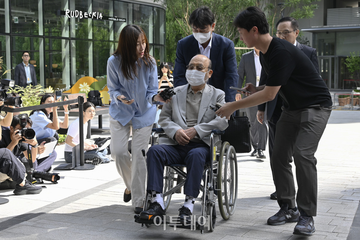 ▲'김건희 여사 인사 청탁 의혹'을 받는 이봉관 서희건설 회장이 2일 서울 종로구 KT광화문빌딩 웨스트에 마련된 김건희 특검팀 사무실에 조사를 위해 출석하고 있다. 조현호 기자 hyunho@