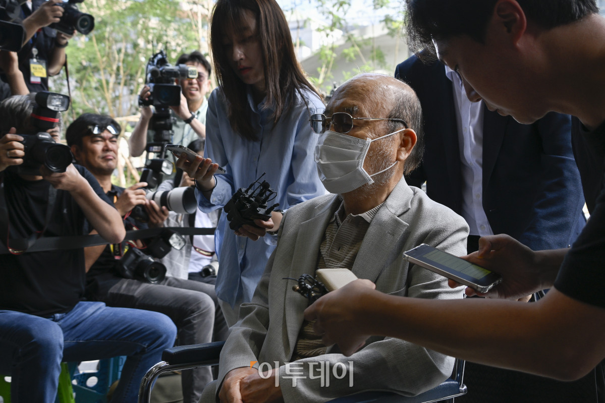 ▲'김건희 여사 인사 청탁 의혹'을 받는 이봉관 서희건설 회장이 2일 서울 종로구 KT광화문빌딩 웨스트에 마련된 김건희 특검팀 사무실에 조사를 위해 출석하고 있다. 조현호 기자 hyunho@