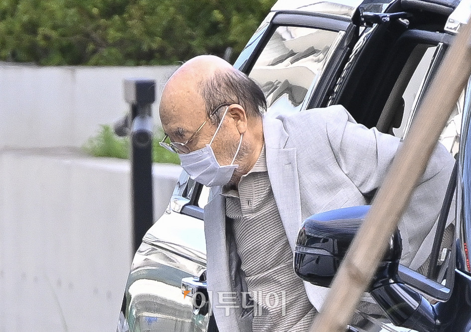 ▲'김건희 여사 인사 청탁 의혹'을 받는 이봉관 서희건설 회장이 2일 서울 종로구 KT광화문빌딩 웨스트에 마련된 김건희 특검팀 사무실에 조사를 위해 출석하고 있다. 조현호 기자 hyunho@