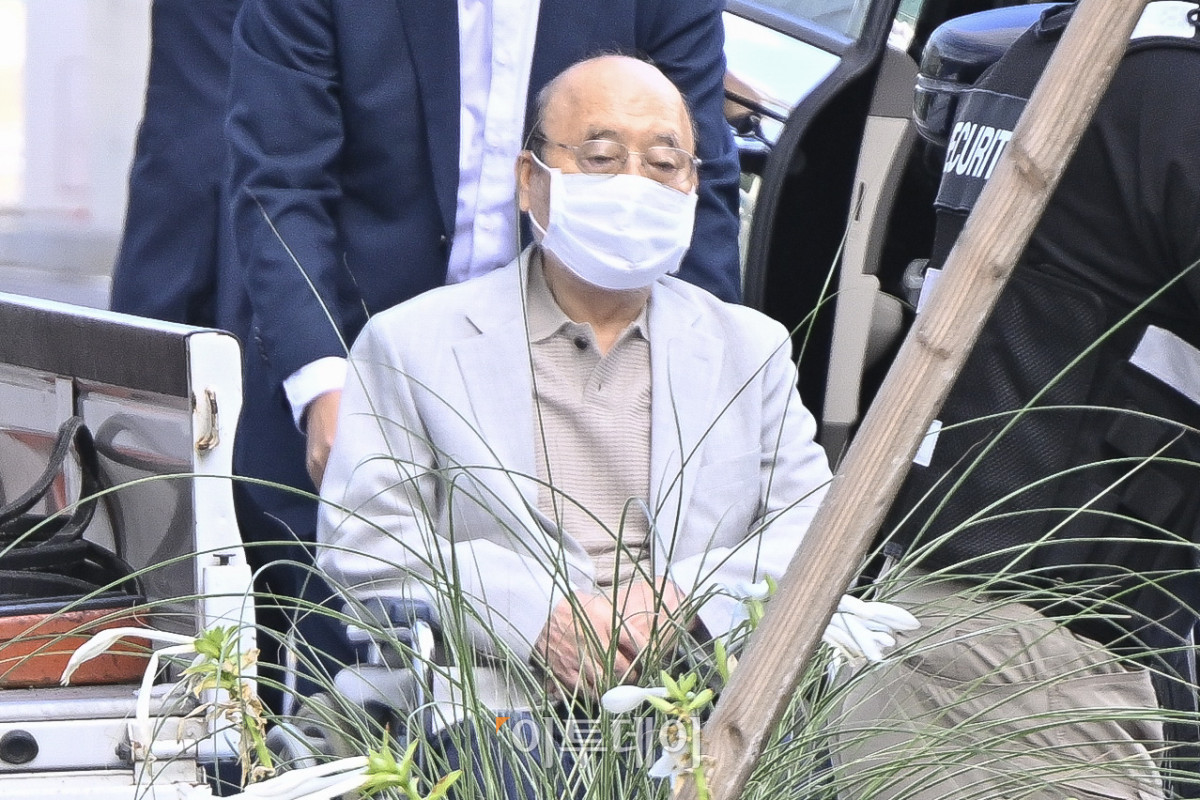 ▲'김건희 여사 인사 청탁 의혹'을 받는 이봉관 서희건설 회장이 2일 서울 종로구 KT광화문빌딩 웨스트에 마련된 김건희 특검팀 사무실에 조사를 위해 출석하고 있다. 조현호 기자 hyunho@