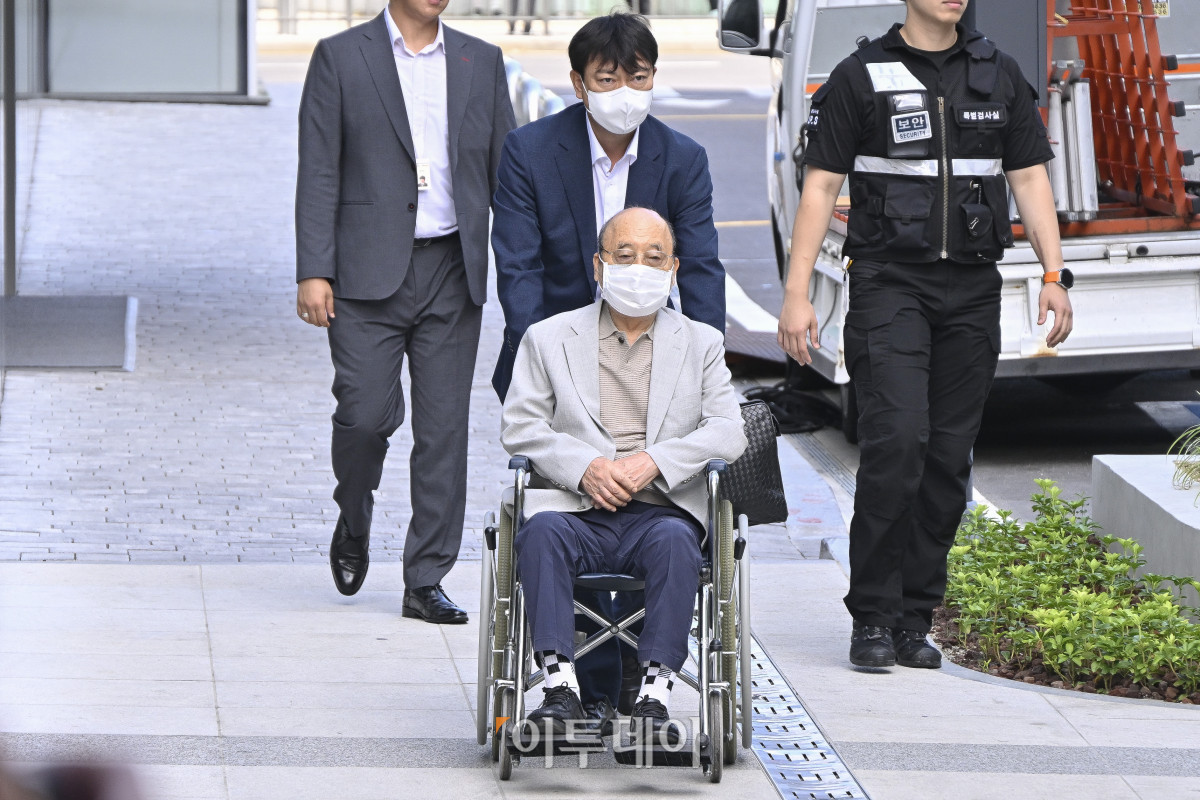 ▲'김건희 여사 인사 청탁 의혹'을 받는 이봉관 서희건설 회장이 2일 서울 종로구 KT광화문빌딩 웨스트에 마련된 김건희 특검팀 사무실에 조사를 위해 출석하고 있다. 조현호 기자 hyunho@