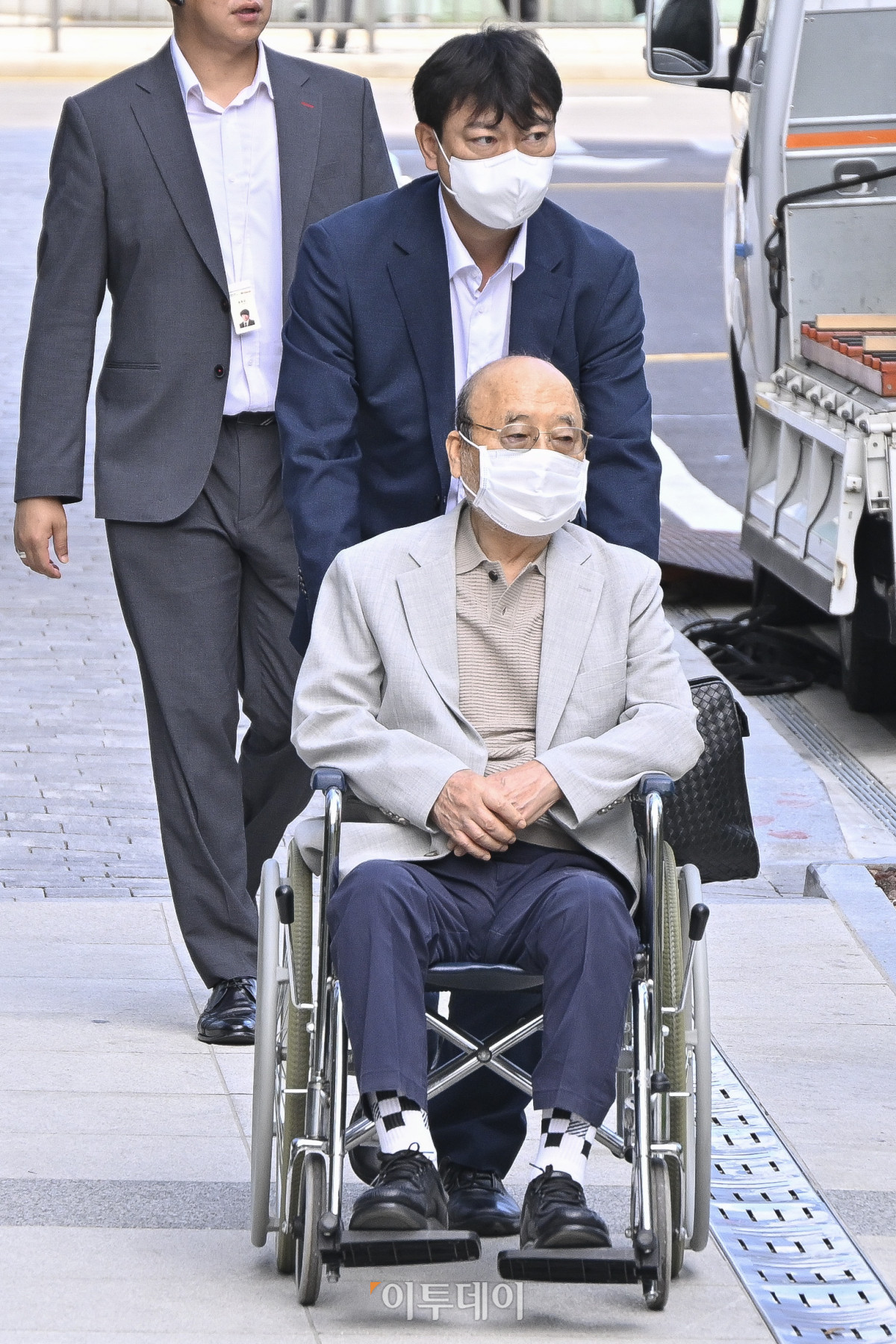 ▲'김건희 여사 인사 청탁 의혹'을 받는 이봉관 서희건설 회장이 2일 서울 종로구 KT광화문빌딩 웨스트에 마련된 김건희 특검팀 사무실에 조사를 위해 출석하고 있다. 조현호 기자 hyunho@