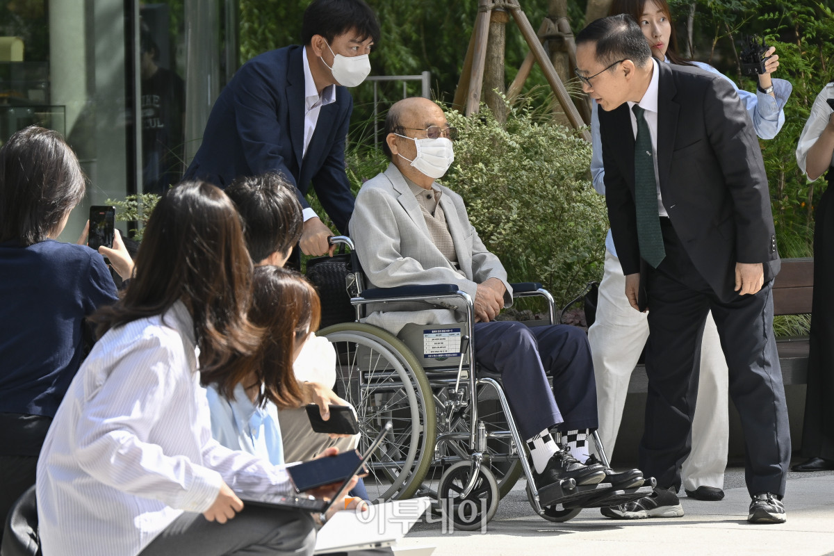 ▲'김건희 여사 인사 청탁 의혹'을 받는 이봉관 서희건설 회장이 2일 서울 종로구 KT광화문빌딩 웨스트에 마련된 김건희 특검팀 사무실에 조사를 위해 출석하고 있다. 조현호 기자 hyunho@