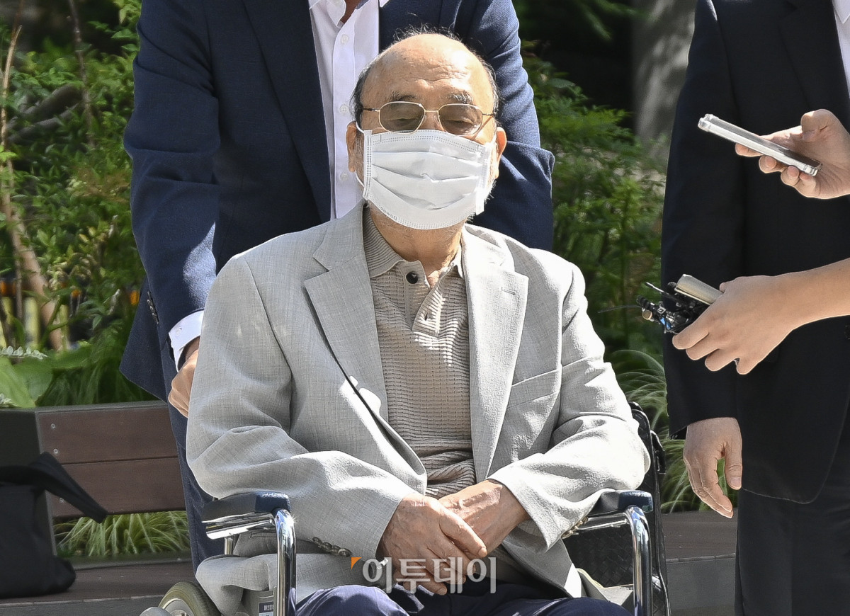 ▲'김건희 여사 인사 청탁 의혹'을 받는 이봉관 서희건설 회장이 2일 서울 종로구 KT광화문빌딩 웨스트에 마련된 김건희 특검팀 사무실에 조사를 위해 출석하고 있다. 조현호 기자 hyunho@