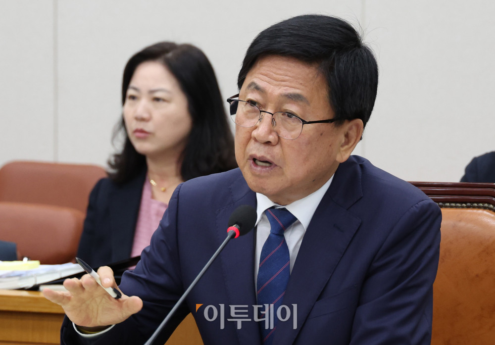 ▲최교진 사회부총리 겸 교육부 장관 후보자가 2일 서울 여의도 국회 교육위원회 전체회의에서 열린 인사 청문회에서 의원 질의에 답하고 있다. 고이란 기자 photoeran@