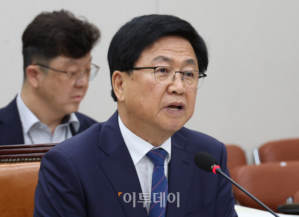 ▲최교진 사회부총리 겸 교육부 장관 후보자가 2일 서울 여의도 국회 교육위원회 전체회의에서 열린 인사 청문회에서 의원 질의에 답하고 있다. 고이란 기자 photoeran@