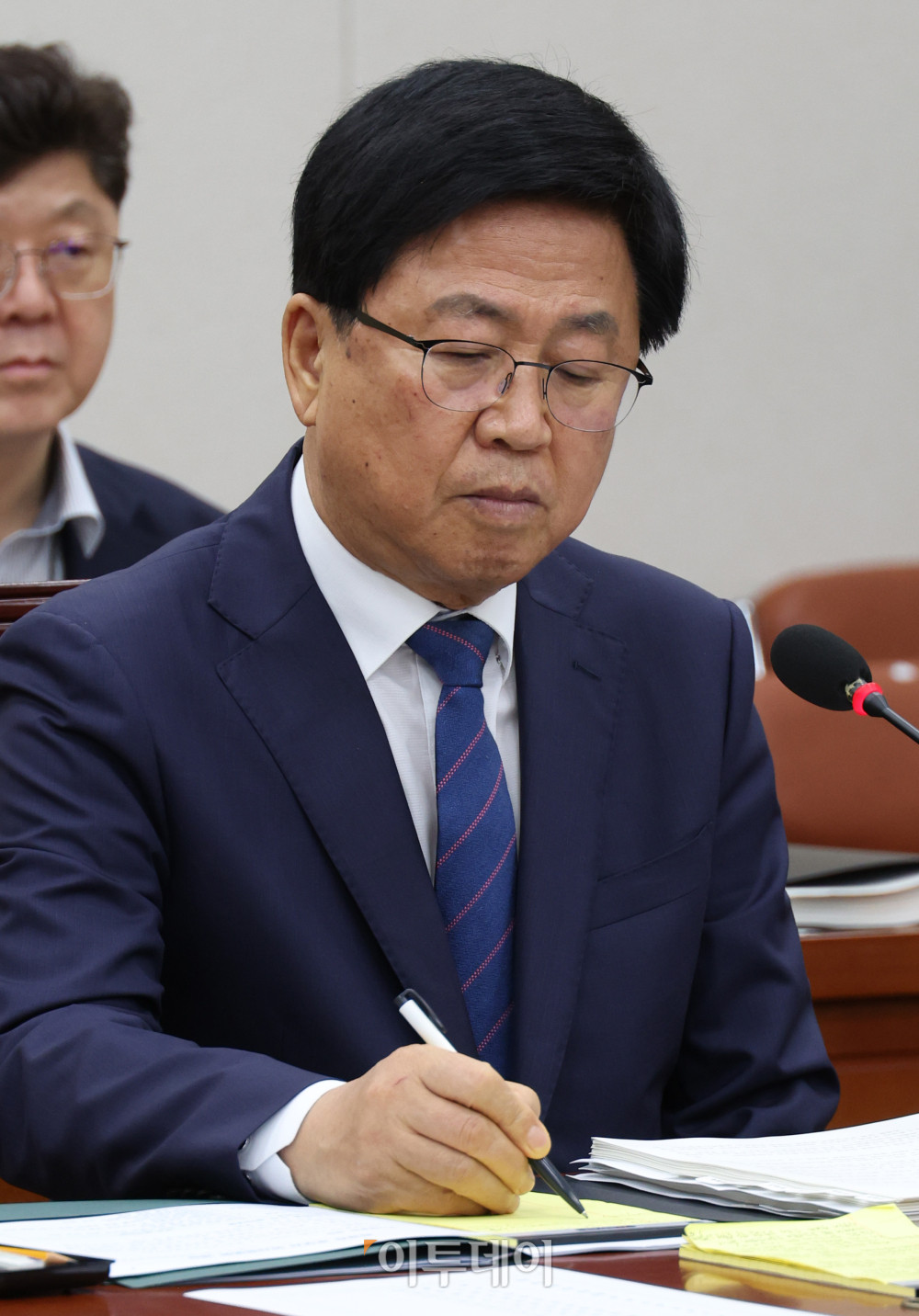 ▲최교진 사회부총리 겸 교육부 장관 후보자가 2일 서울 여의도 국회 교육위원회 전체회의에서 열린 인사청문회에 참석하고 있다. 고이란 기자 photoeran@