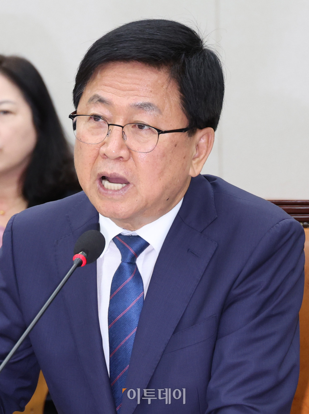 ▲최교진 사회부총리 겸 교육부 장관 후보자가 2일 서울 여의도 국회 교육위원회 전체회의에서 열린 인사청문회에서 의원 질의에 답하고 있다. 고이란 기자 photoeran@