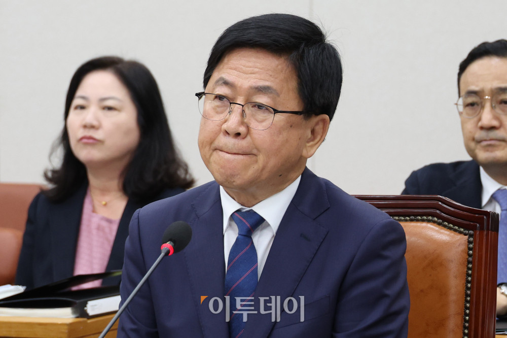 ▲최교진 사회부총리 겸 교육부 장관 후보자가 2일 서울 여의도 국회 교육위원회 전체회의에서 열린 인사청문회에 참석하고 있다. 고이란 기자 photoeran@