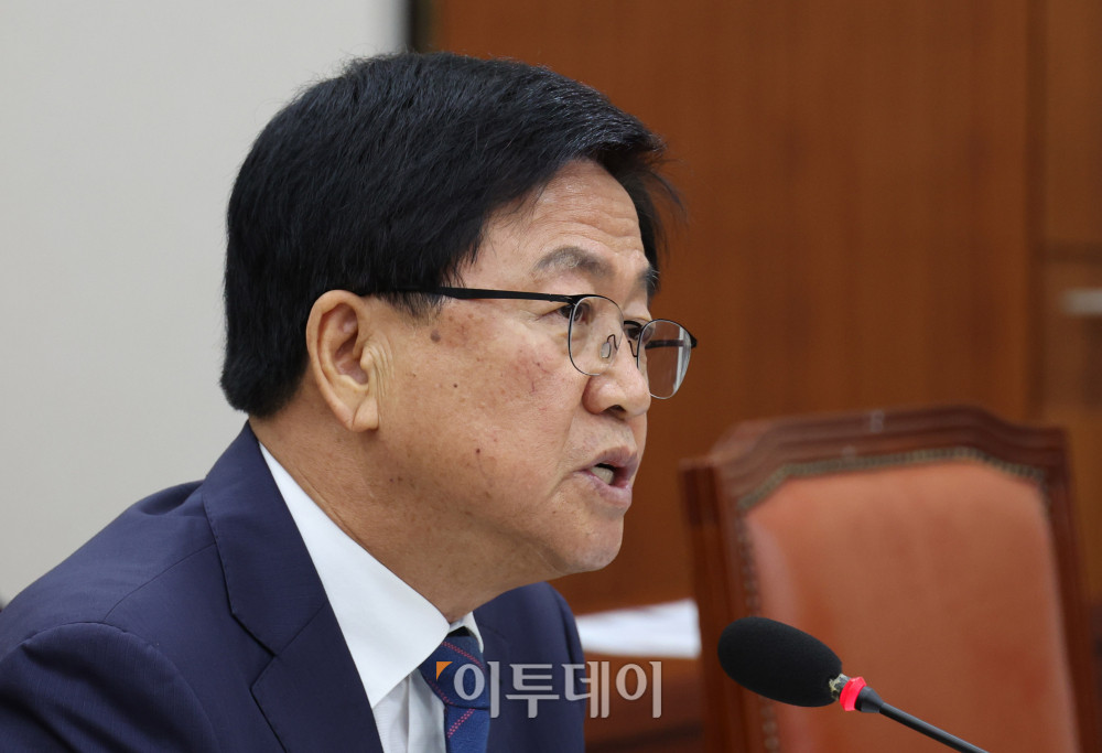 ▲최교진 사회부총리 겸 교육부 장관 후보자가 2일 서울 여의도 국회 교육위원회 전체회의에서 열린 인사청문회에서 의원 질의에 답하고 있다. 고이란 기자 photoeran@
