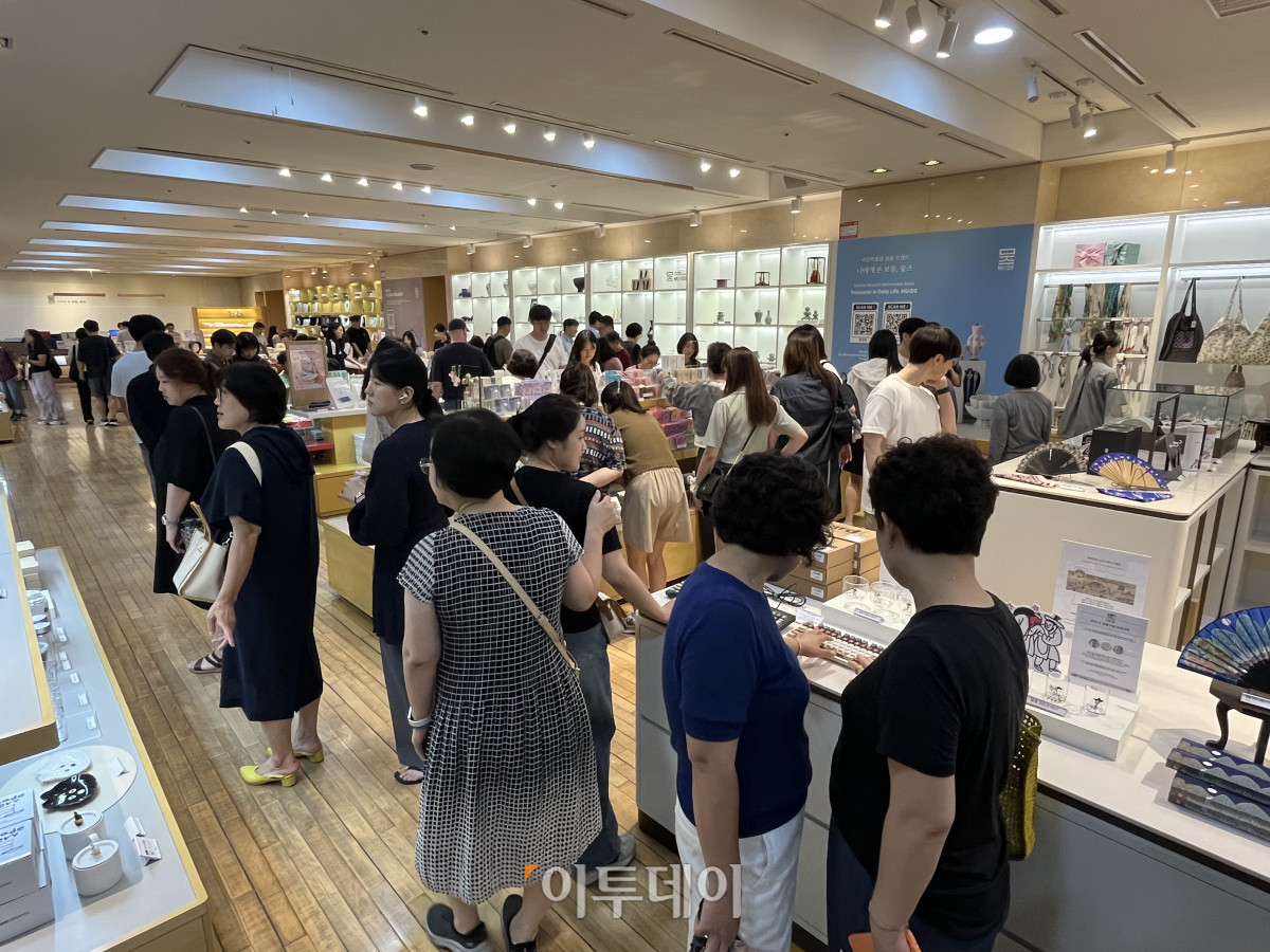 ▲1일 국립중앙박물관 뮷즈숍을 찾은 관람객들의 모습. 궂은 날씨에 평일인 월요일이었지만, 뮷즈숍에는 관람객들로 붐볐다. (송석주 기자 ssp@)