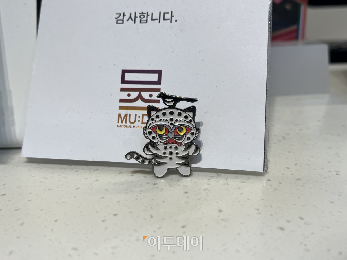 ▲'케이팝 데몬 헌터스'의 인기로 7월에만 3만8000개가 팔린 까치 호랑이 배지. (송석주 기자 ssp@)