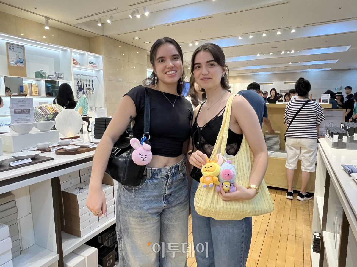 ▲1일 궂은 날씨에도 국립중앙박물관을 찾은 스페인 청년 (왼쪽부터) 카를라(Carla)와 라야(Laia)의 모습. (송석주 기자 ssp@)