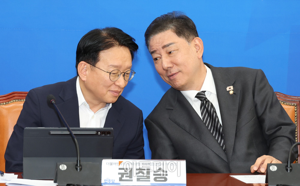 ▲2일 서울 여의도 국회에서 열린 더불어민주당 경제형벌 민사책임 합리화 TF 출범식에서 김병기(오른쪽) 원내대표와 권칠승 TF 단장이 대화하고 있다. 고이란 기자 photoeran@ 