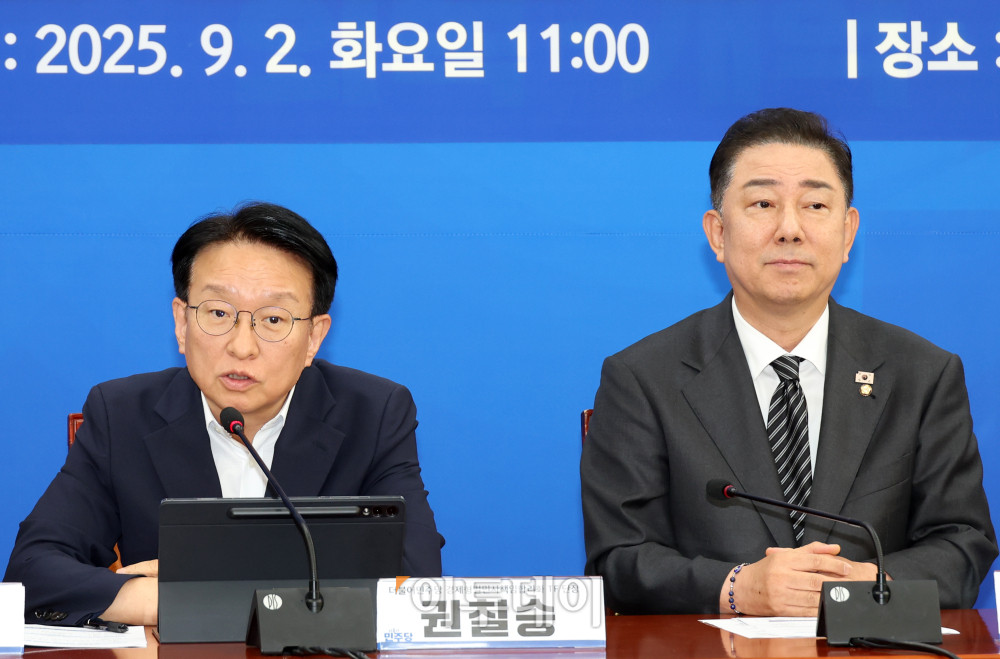 ▲2일 서울 여의도 국회에서 열린 더불어민주당 경제형벌 민사책임 합리화 TF 출범식에 권칠승 TF 단장이 발언하고 있다. 오른쪽은 김병기 원내대표. 고이란 기자 photoeran@