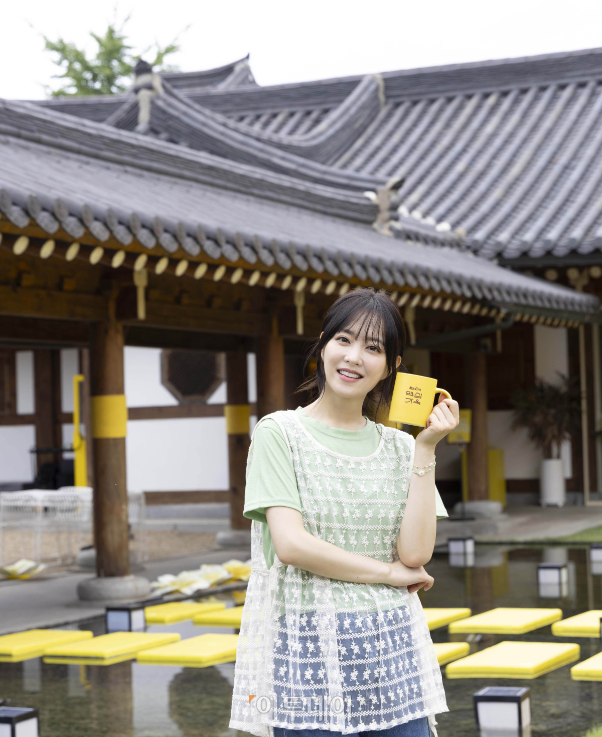 ▲동서식품이 운영하는 ‘맥심가옥’ 팝업스토어에서 모델 박보영이 포즈를 취하고 있다. 경북 경주에 마련된 맥심가옥은 26일까지 열린다. 사진제공=동서식품