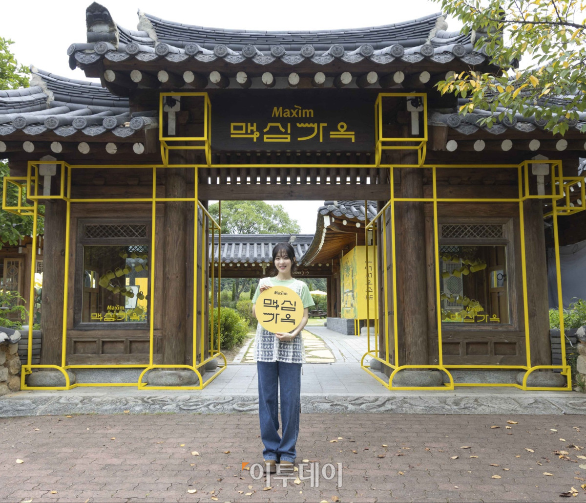 ▲동서식품이 운영하는 ‘맥심가옥’ 팝업스토어에서 모델 박보영이 포즈를 취하고 있다. 경북 경주에 마련된 맥심가옥은 26일까지 열린다. ( 사진제공=동서식품)