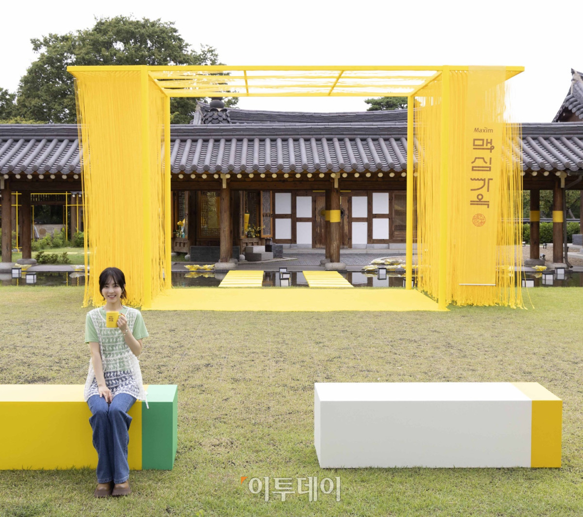 ▲동서식품이 운영하는 ‘맥심가옥’ 팝업스토어에서 모델 박보영이 포즈를 취하고 있다. 경북 경주에 마련된 맥심가옥은 26일까지 열린다. 사진제공=동서식품
