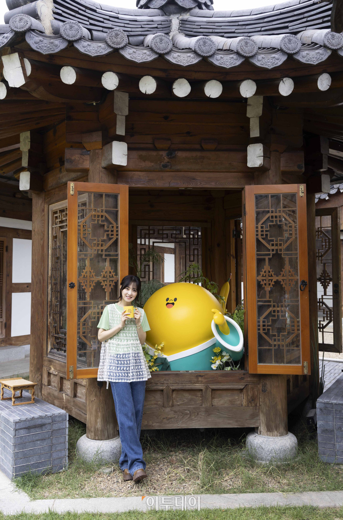 ▲동서식품이 운영하는 ‘맥심가옥’ 팝업스토어에서 모델 박보영이 포즈를 취하고 있다. 경북 경주에 마련된 맥심가옥은 26일까지 열린다. 사진제공=동서식품