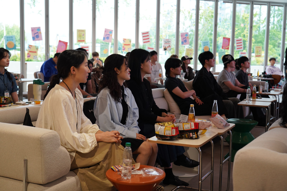 ▲LG전자 앰버서더가 메가 크리에이터에게 콘텐츠 제작 멘토링을 받고 있는 모습 (자료제공=LG전자)