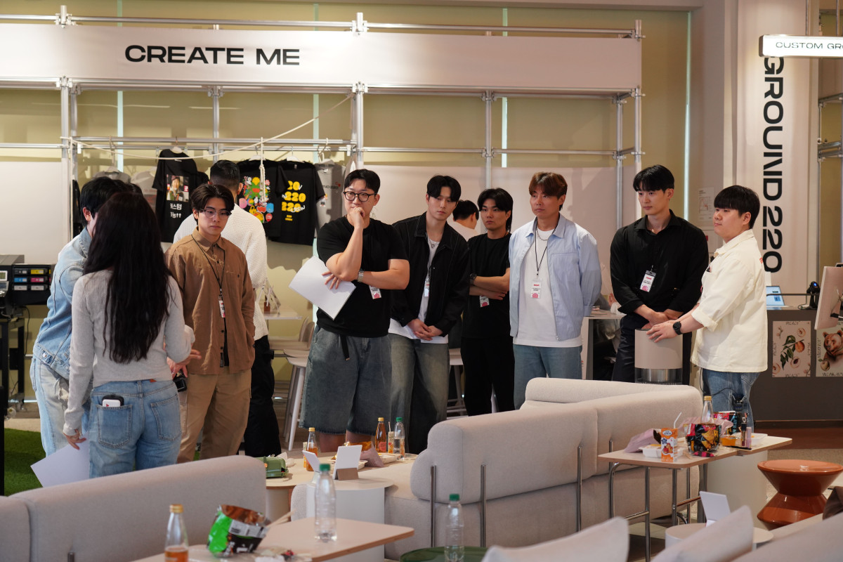 ▲LG전자 앰버서더가 메가 크리에이터에게 콘텐츠 제작 멘토링을 받고 있는 모습 (자료제공=LG전자)