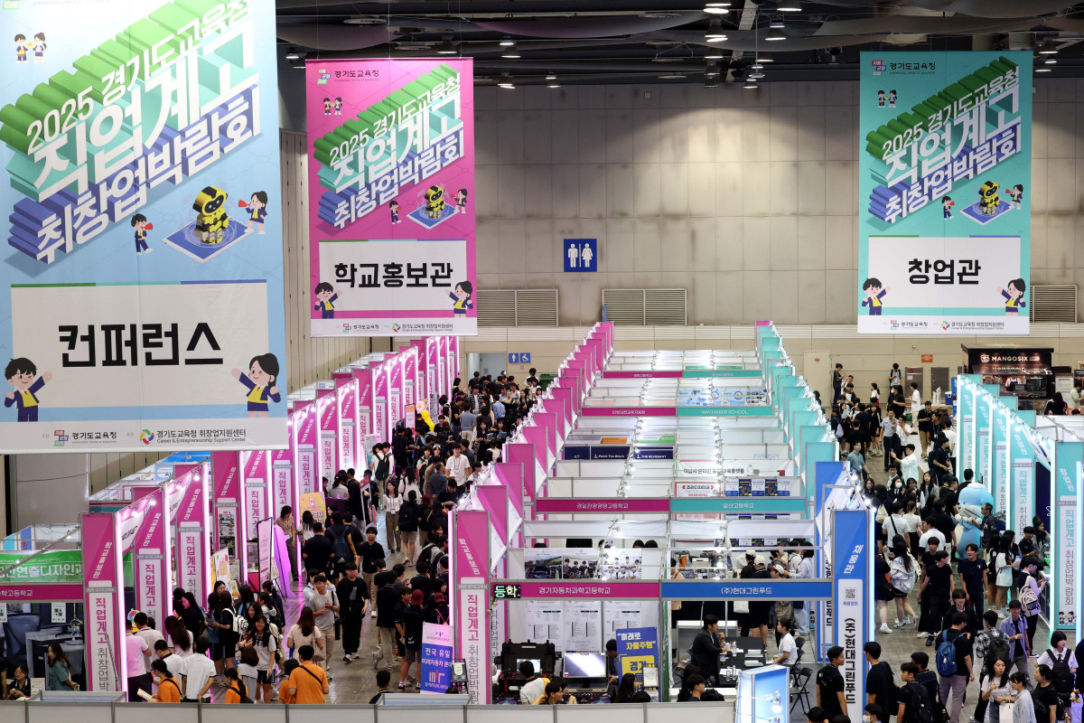 ▲2일 경기 고양시 킨텍스에서 열린 ‘2025 경기도교육청 직업계고 취창업박람회’ 행사장이 참석자들로 붐비고 있다. 3일까지 진행되는 이번 박람회는 전국 최대 규모의 직업계 고교 채용 행사로 채용관, 창업관, 정책관, 특별관, 학교 홍보관, 취업 토탈 솔루션존 등으로 구성됐다. 도내 107개 직업계고 재학생, 학부모, 직업교육 관계자 등 1만여 명이 참석해 채용 면접, 산학연계 교육과정 정책사업을 위한 기업 발굴 및 연계 등이 이뤄진다. 신태현 기자 holjjak@