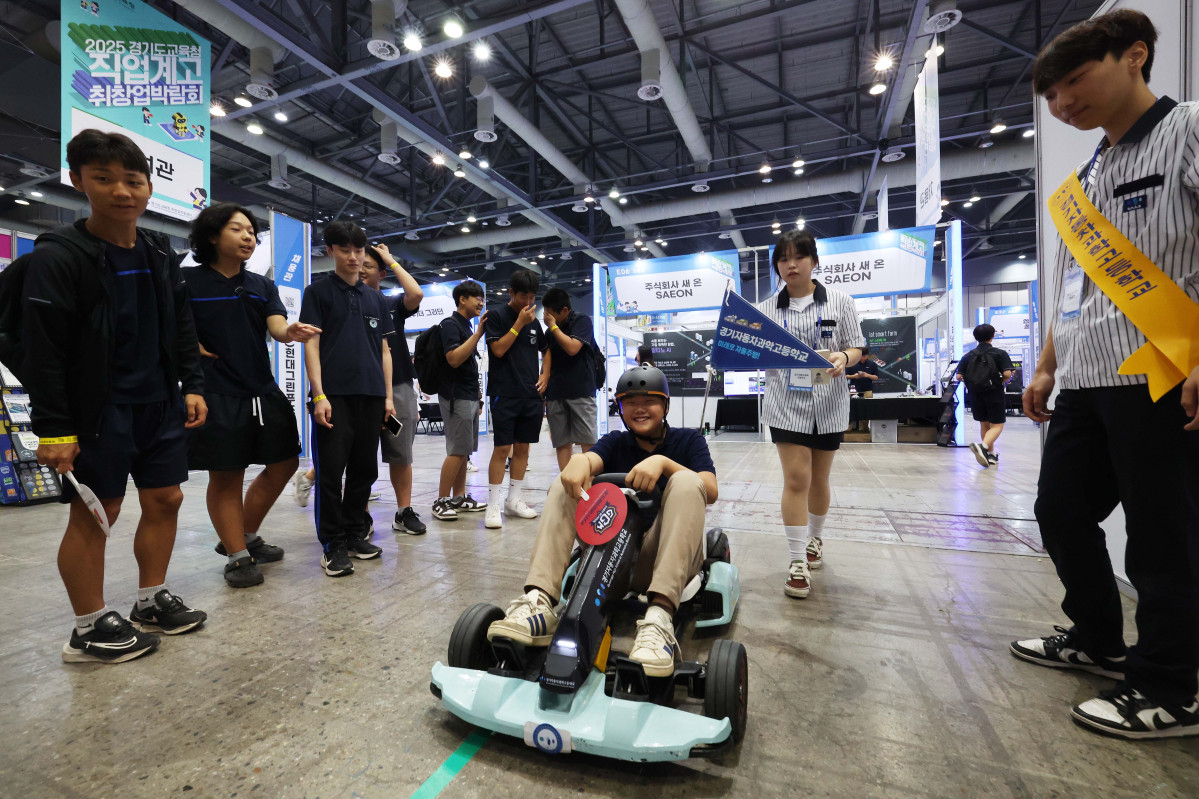 ▲2일 경기 고양시 킨텍스에서 열린 ‘2025 경기도교육청 직업계고 취창업박람회’에서 참가 학생들이 전동카트 체험을 하고 있다. 3일까지 진행되는 이번 박람회는 전국 최대 규모의 직업계 고교 채용 행사로 채용관, 창업관, 정책관, 특별관, 학교 홍보관, 취업 토탈 솔루션존 등으로 구성됐다. 도내 107개 직업계고 재학생, 학부모, 직업교육 관계자 등 1만여 명이 참석해 채용 면접, 산학연계 교육과정 정책사업을 위한 기업 발굴 및 연계 등이 이뤄진다. 신태현 기자 holjjak@