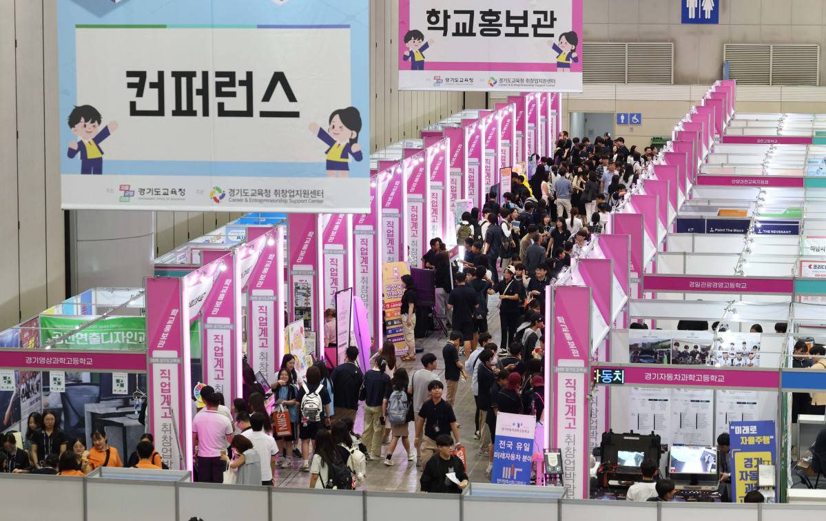 ▲2일 경기 고양시 킨텍스에서 열린 ‘2025 경기도교육청 직업계고 취창업박람회’ 행사장이 참석자들로 붐비고 있다. 3일까지 진행되는 이번 박람회는 전국 최대 규모의 직업계 고교 채용 행사로 채용관, 창업관, 정책관, 특별관, 학교 홍보관, 취업 토탈 솔루션존 등으로 구성됐다. 도내 107개 직업계고 재학생, 학부모, 직업교육 관계자 등 1만여 명이 참석해 채용 면접, 산학연계 교육과정 정책사업을 위한 기업 발굴 및 연계 등이 이뤄진다. 신태현 기자 holjjak@